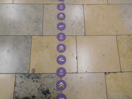ヒースローエクスプレスの駅まで続く目印の「紫の点線」