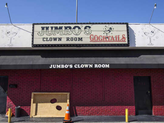 Jumbo's Clown Room前にて