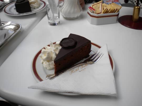 Sachertorte mit Sahne