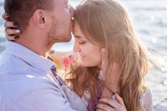 キス　おでこ