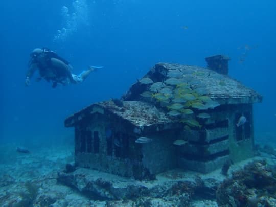 メキシコ　カンクン沖　海底美術館