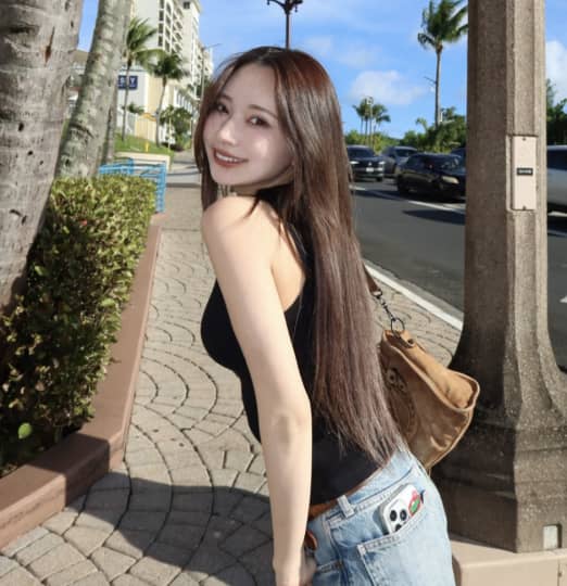 海外旅行で真夏を感じているぴょな(PyunA)