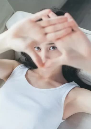 横になり見上げる中条あやみ