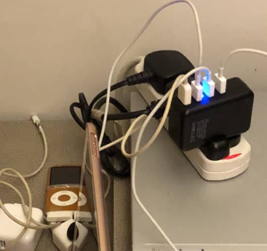香港のBFタイプのコンセントにささるUSB