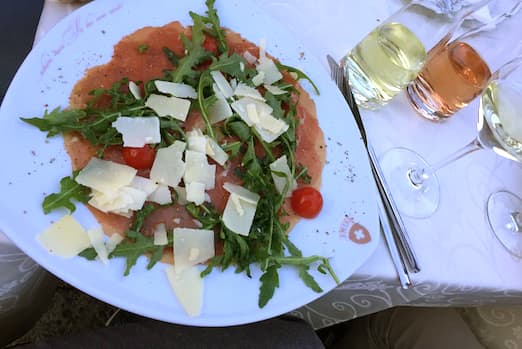 オランダの牛肉カルパッチョ・チーズ載せ