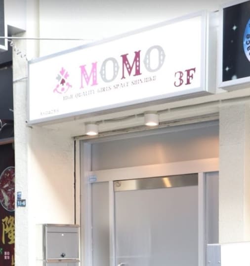 MOMOの看板