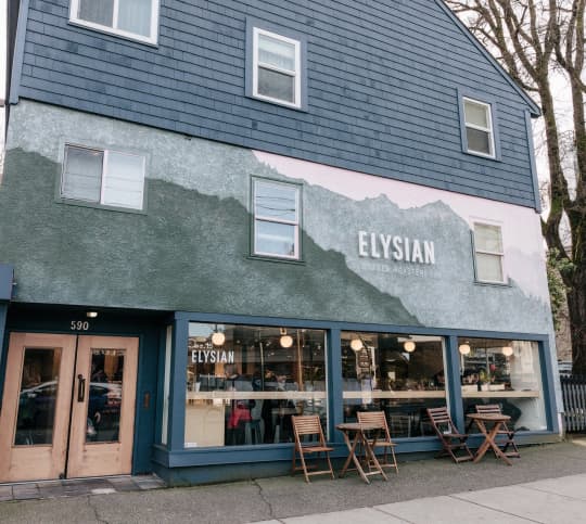 Elysian Coffee前にて