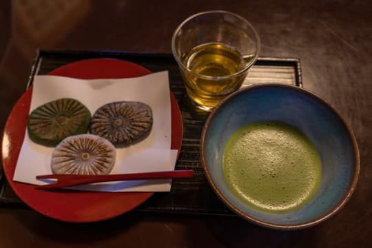 和田乃屋本店の焼餅と抹茶のセット