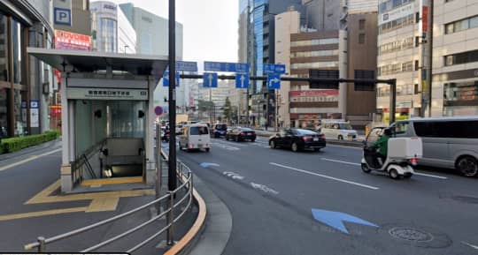 新宿駅　出口付近