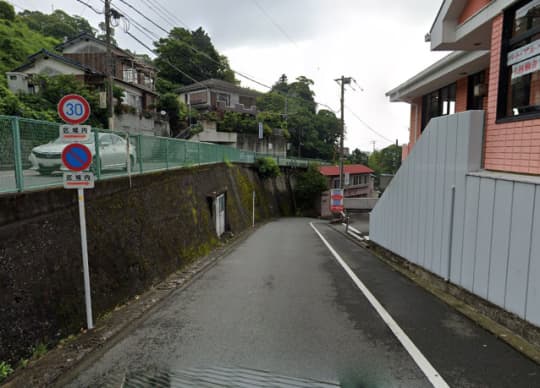 県道104号線沿い、歩道