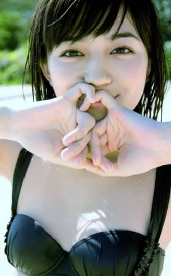 口元を隠すビキニの川口春奈