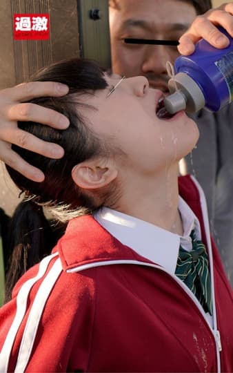 利尿剤を飲まされる少女