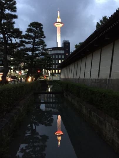 東本願寺の堀の水に映る京都タワー