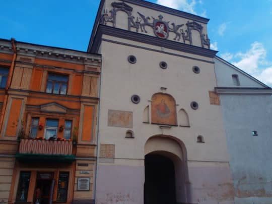 駅側から見た夜明けの門