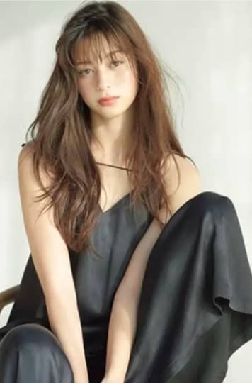 黒ドレスの中条あやみ