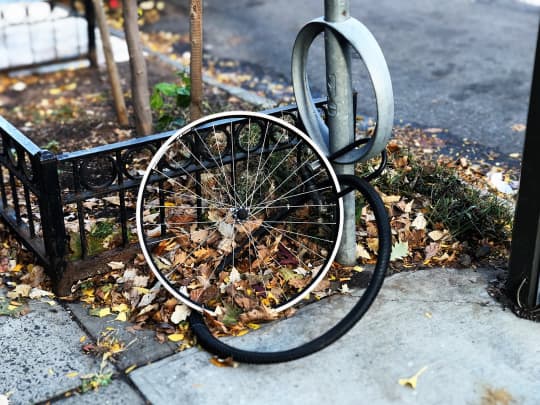 車輪だけ残された自転車