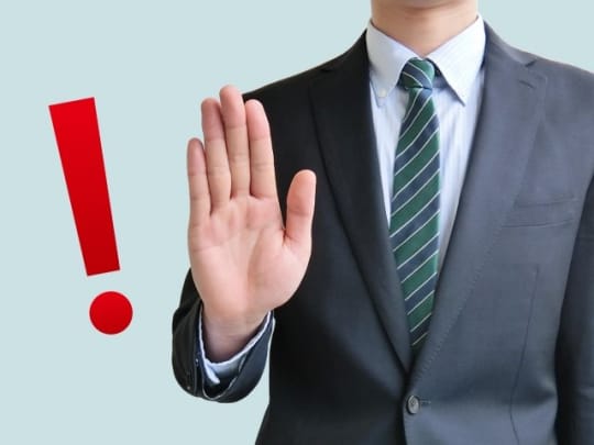 注意する男性