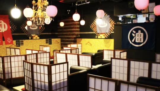 いざ候 別館の店内