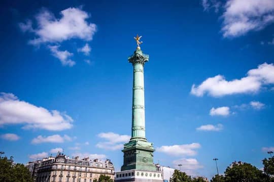 バスティーユ広場前にて