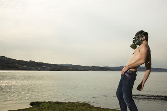 上半身裸の男性