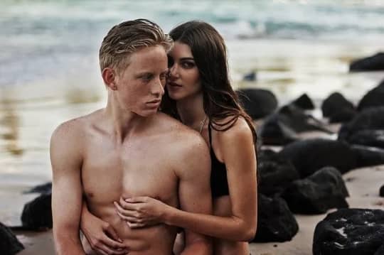 ビーチで抱き合う男女