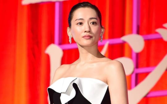 ドレス姿の綾瀬はるか