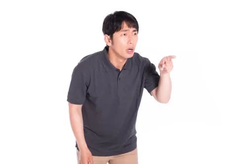 何かに気づいた男性