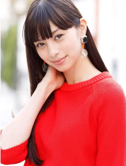 赤いセーターの中条あやみ
