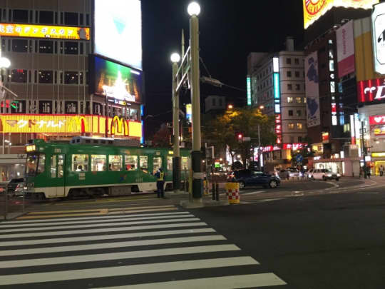 夜のすすきの電車通り