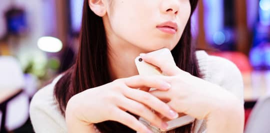 スマホを持つ女性