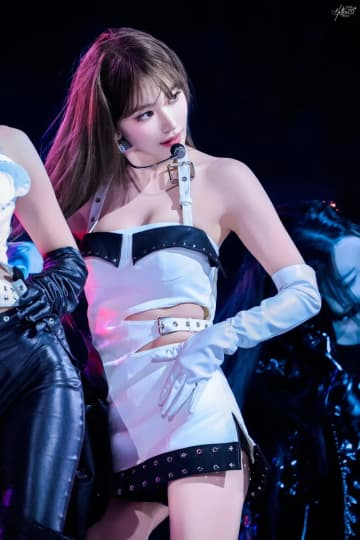 宮脇咲良 おっぱい