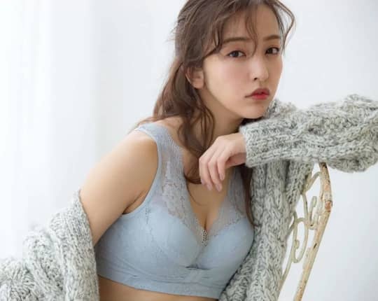 板野友美 おっぱい