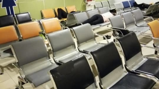 KLIA2で眠れるベンチ