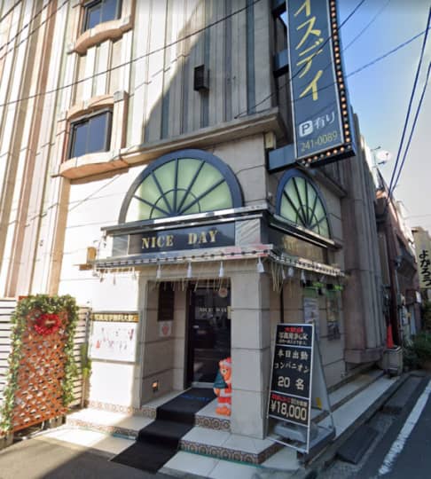 ナイスデイの店舗前