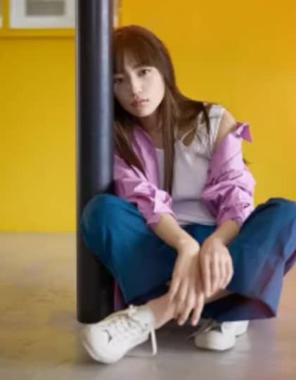 鉄柱に寄りかかる川口春奈