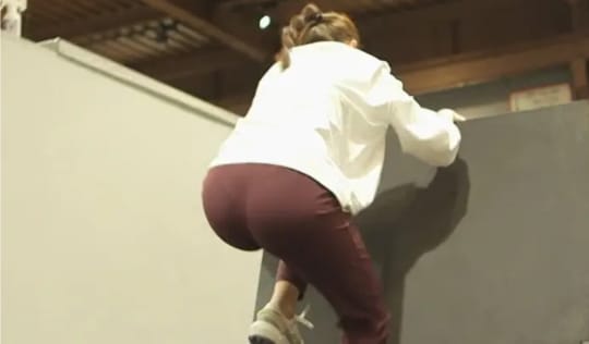 壁にしがみつく中条あやみ