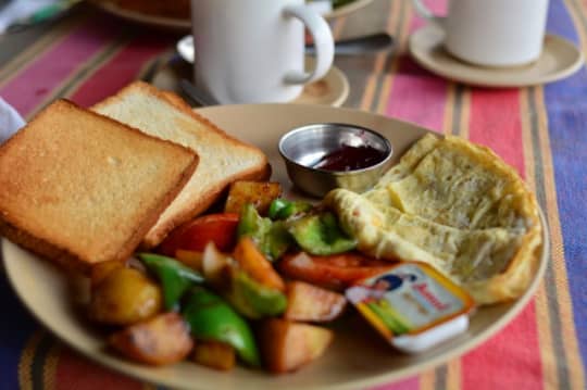 朝食のパンとサラダとオムレツ