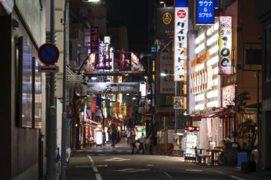 夜の繁華街