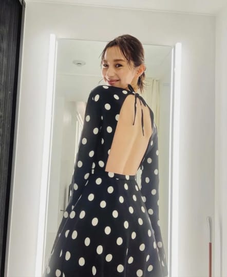 背中を見せる中条あやみ