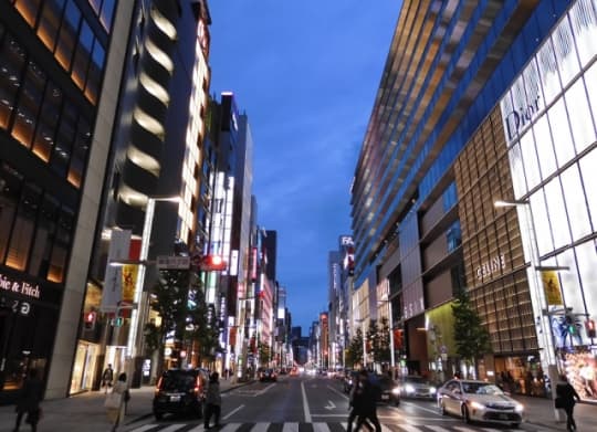 夜の銀座中央通り