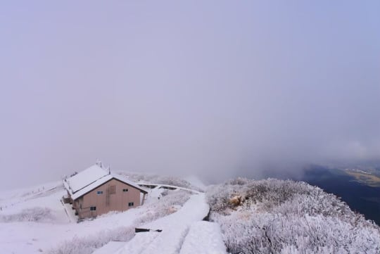 大山頂上避難小屋を上から見下ろす10:20