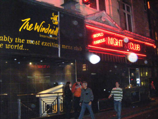 ストリップクラブの前