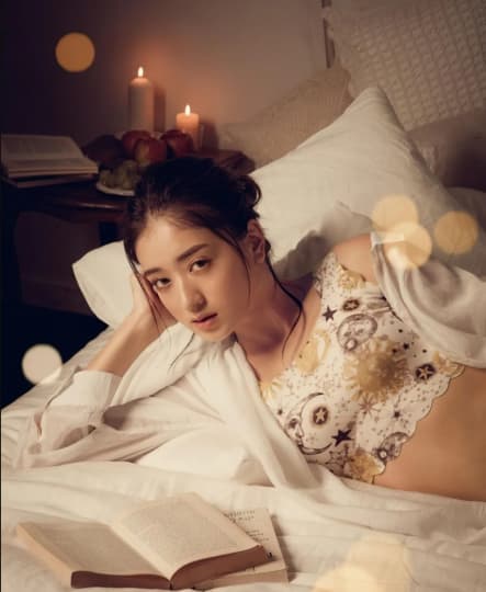 ベッドで読書する池田美優