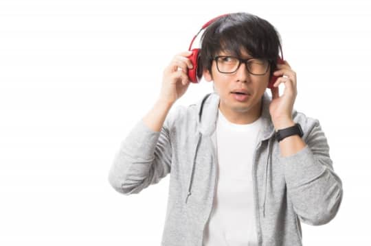 ヘッドフォンをつけた男性