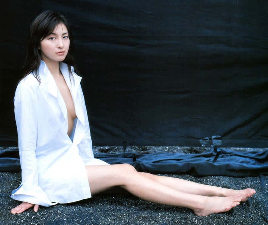 広末涼子　エロ エロ画像】広末涼子のエログラビアはかなりきわどい！人妻の色気炸裂！ | happy-travel[ハッピートラベル]