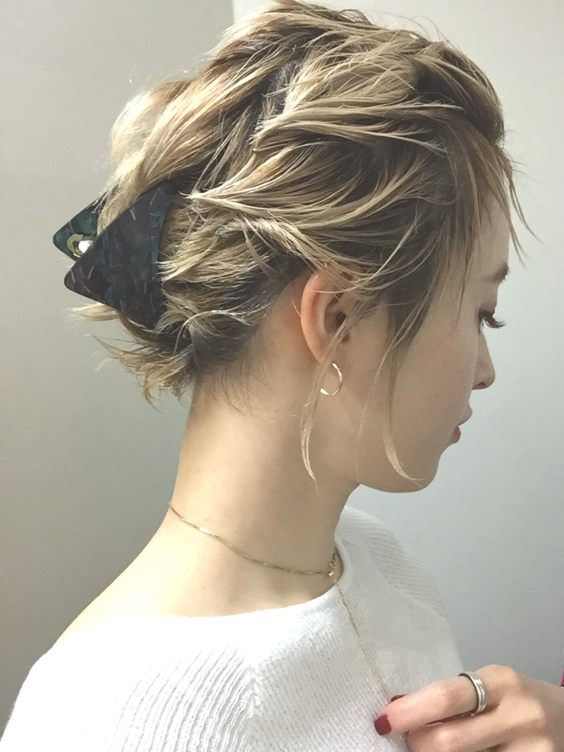 ショートの伸ばしかけヘアアレンジ8選 編み込みやワックスで簡単可愛くおしゃれ