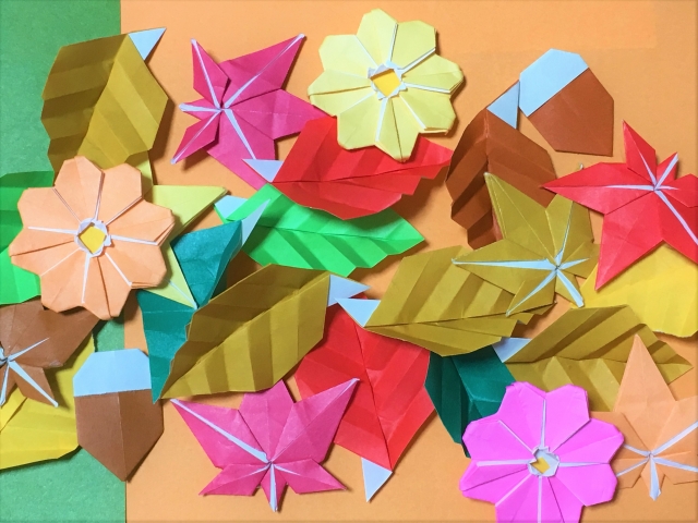 折り紙 秋の花 もみじの簡単な折り方 リースの作り方も