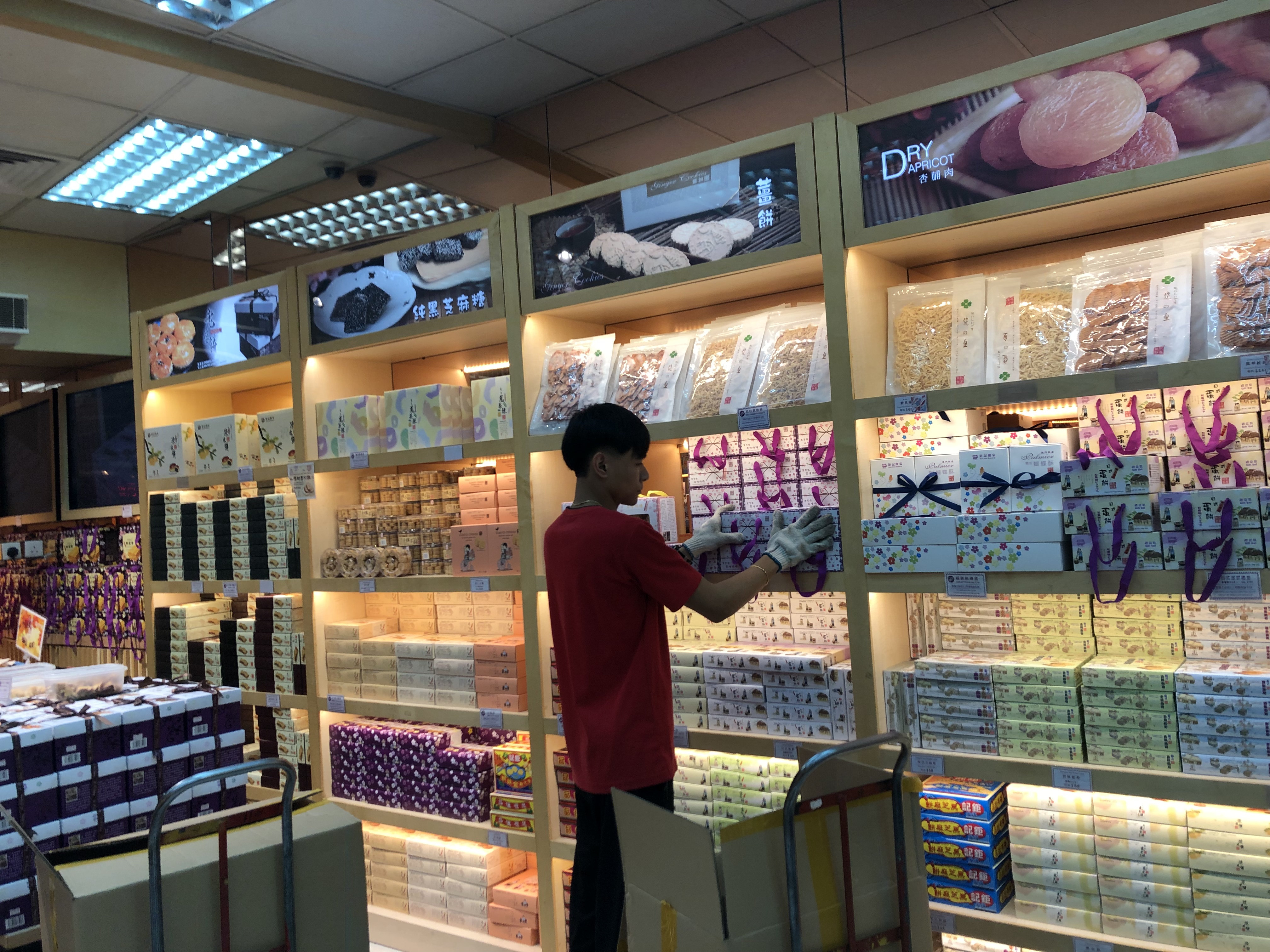 マカオ半島の風景 セナド広場のおみやげショップ