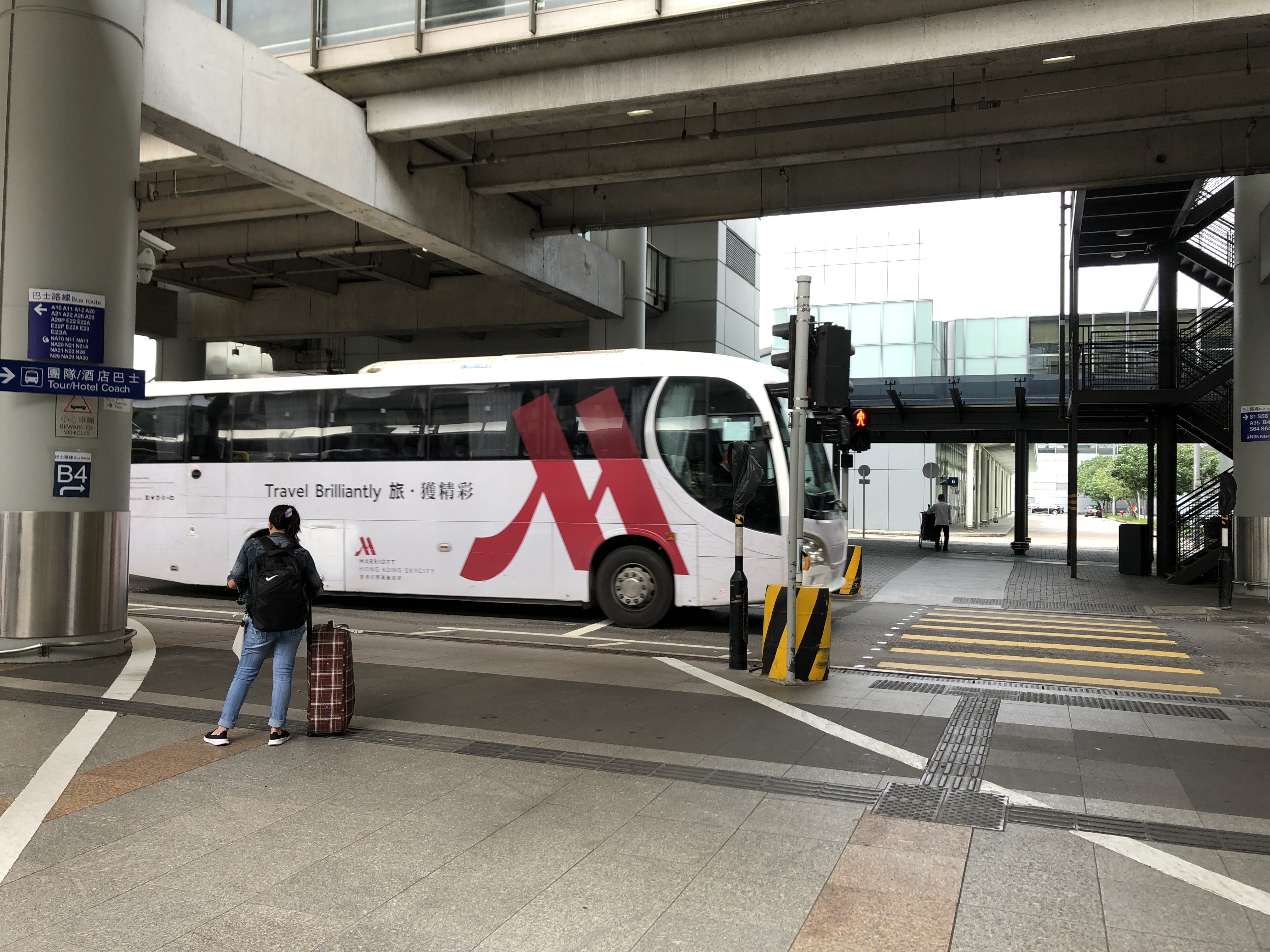 港珠澳大橋の香港側の乗り場「香港口岸」に向かうバスターミナル