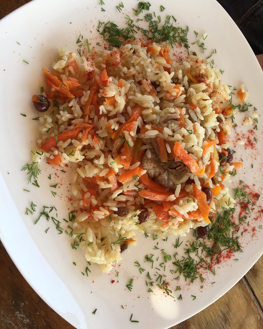 ウズベキスタン名物の炊き込みご飯 プロフ